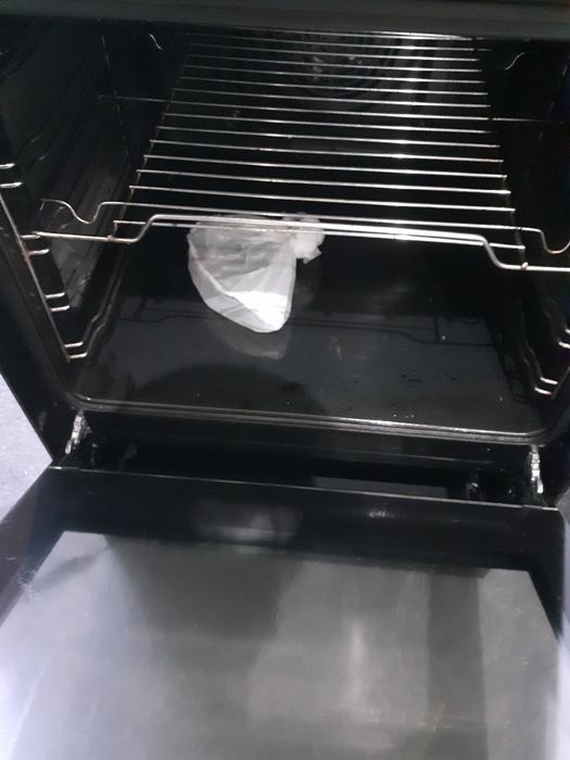 Vând aragaz Hansa cu cuptor electric.