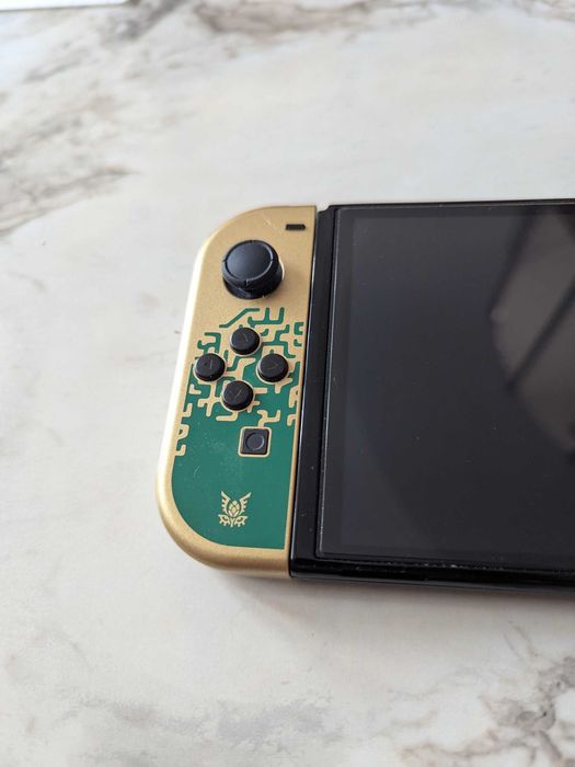 Nintendo Switch OLED Zelda limited edition + 64GB Sd Card + case + replacement joycon sticks