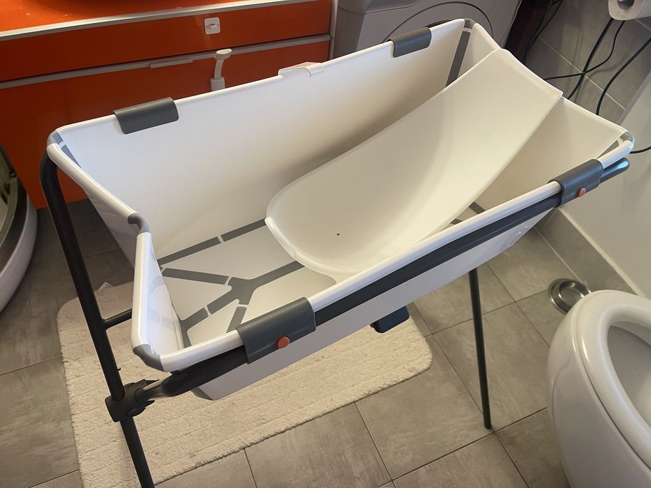 Stokke Flexi bath alba cu suport metalic cadita bebe nou nascut