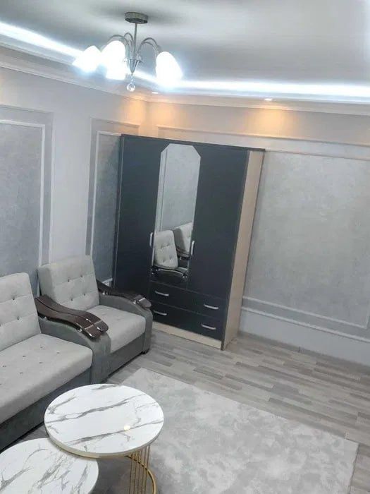 Чиланзар 3, 1комн/2/4, 28м² Евро ремонт. Кирпич Ор-р: Торговой Центр