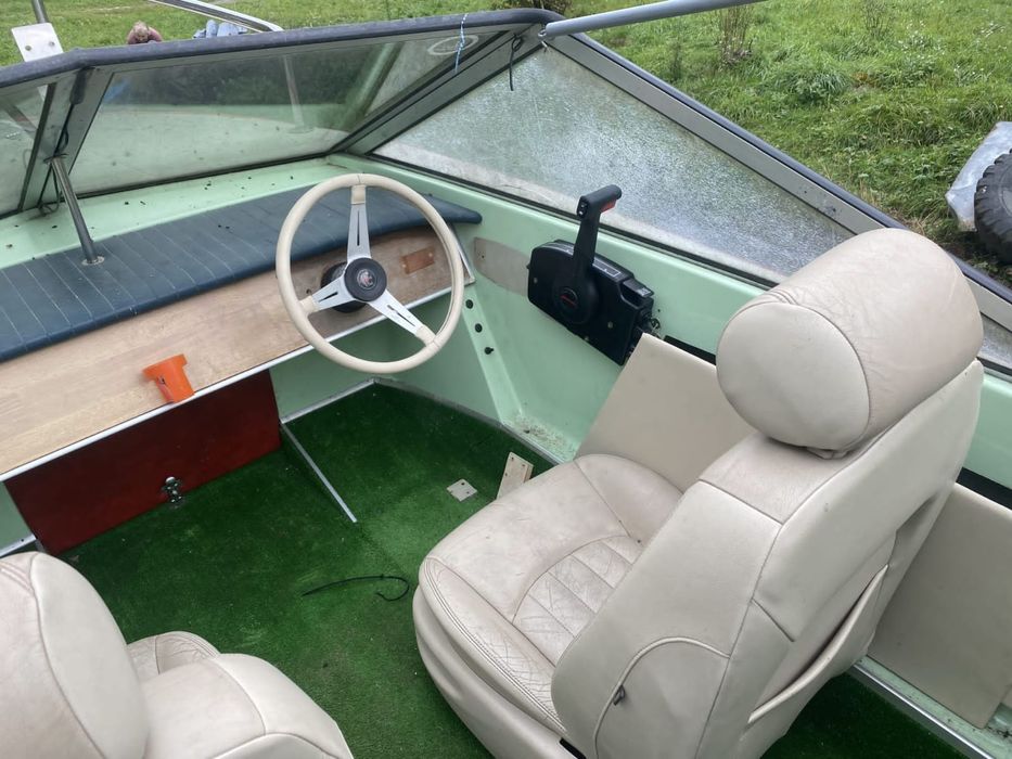 Ansamblu ambarcatiune cu motor si peridoc cu acte