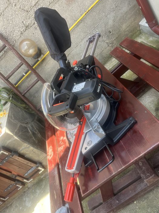 Fierastrau de banc yato 1800 w