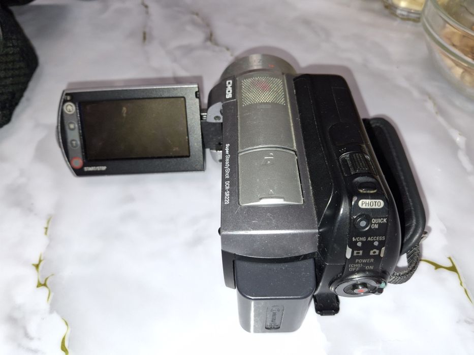 Продам видеокамеру SONY с треногой