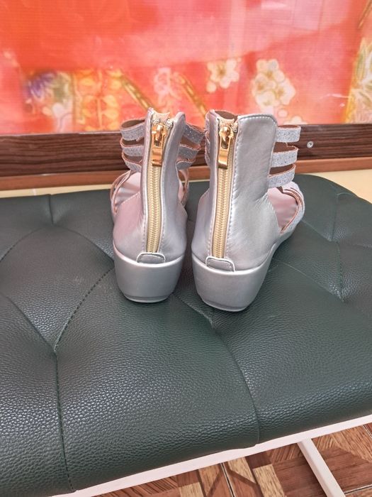 Продам босоножки, новые