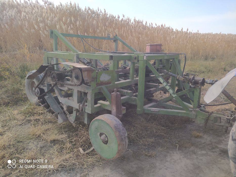 Продам свеклоуборочный комбайн вместе с подборщиком.