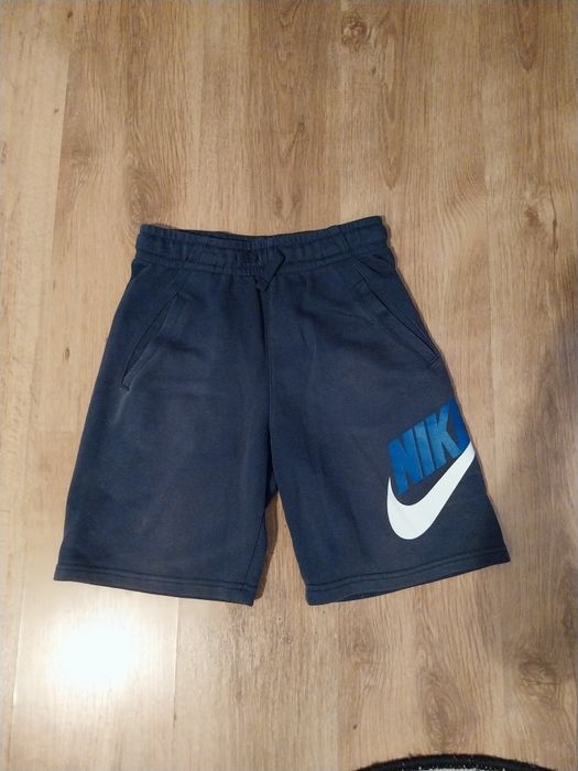 Vand 3 perechi de pantaloni scurti (2 Nike si 1 Jordan) si 147-158 cm  120 lei toate 3