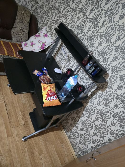 Birou de computer metalic cu lemn de calitate superioara stare bună