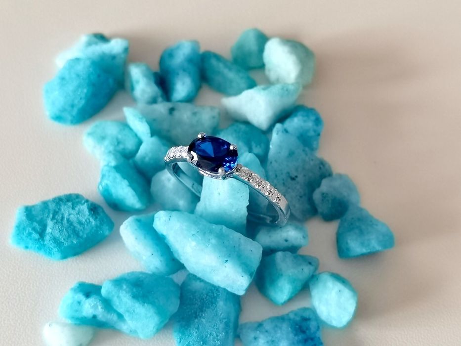 Inel din aur alb de 18K cu safir natural și diamante