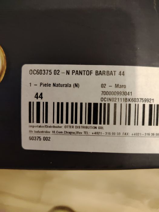 Pantofi de piele maro.