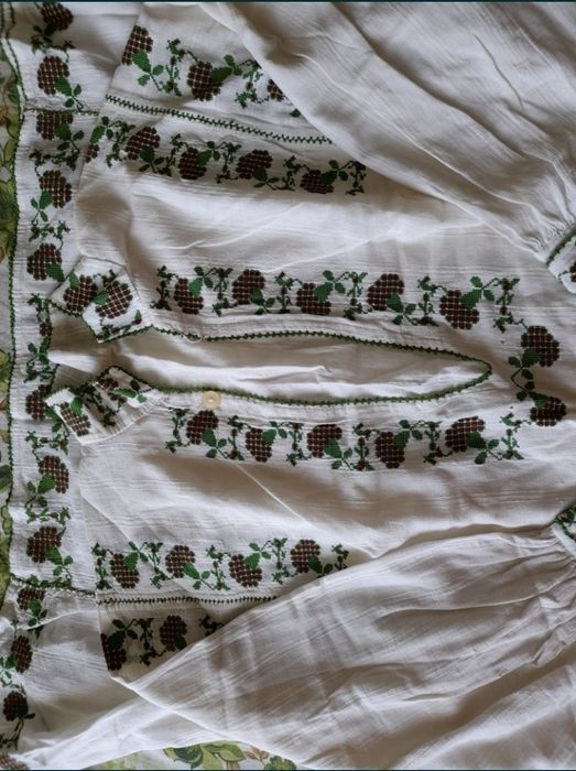 Cămașă populară cusută manual .