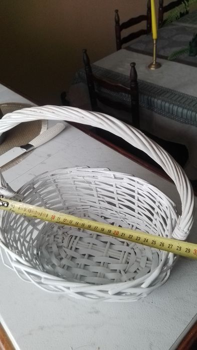 Бяла плетена кошница