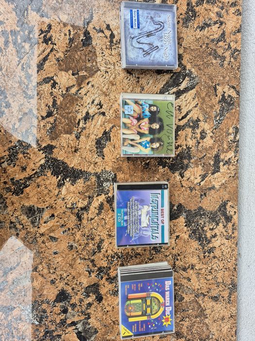 Vând 20 CD muzica ușoară mixtă straina artisti  internationali

- Tot