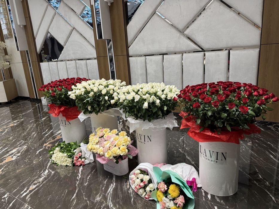 Продаются 4 коробки цветов