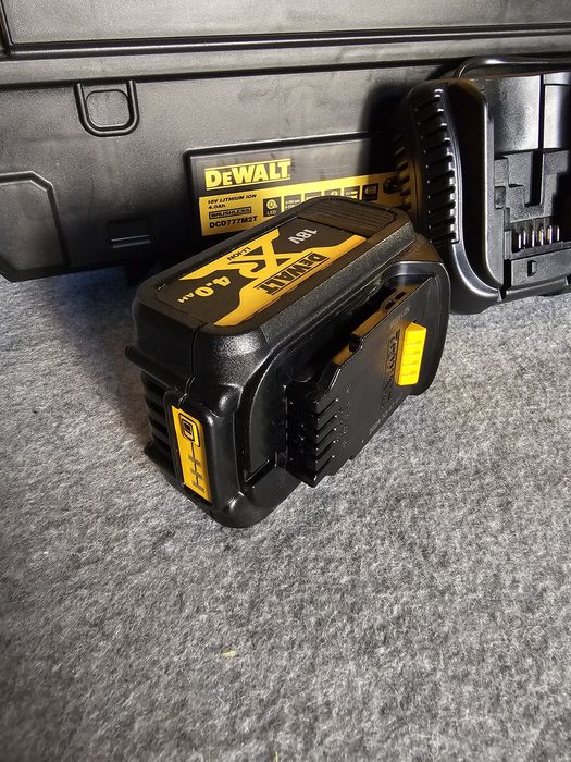 Baterie Dewalt 18V 4Ah  incarcator si cutie