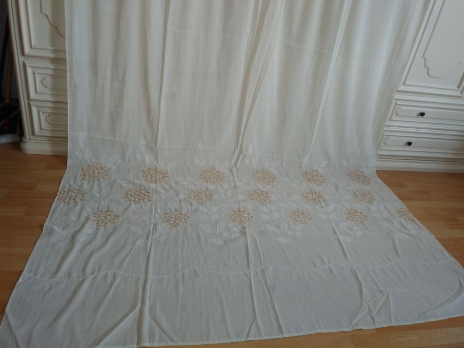 Perdea lunga brodata.