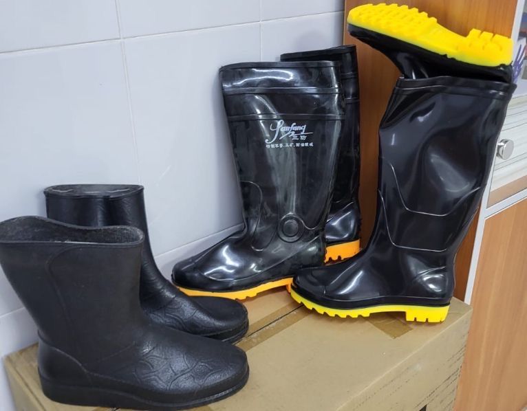 Продам резиновые сапоги