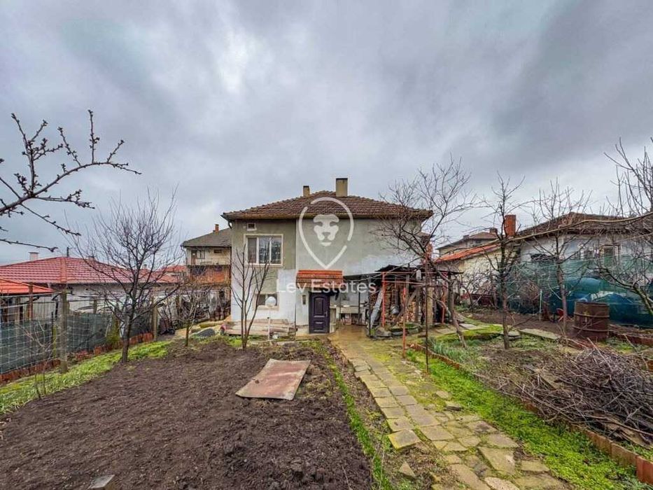 Двуетажна къща с парцел в Средец, област Бургас