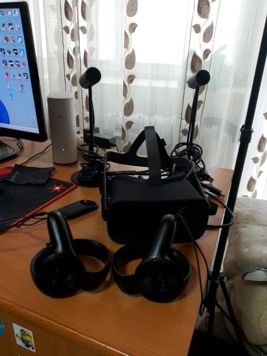 Oculus Rift cv1 cu 2 senzori și controllere touch