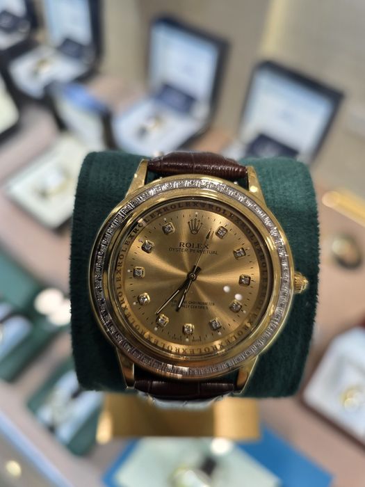 Продам золотые часы ролексы с бриллиантами.