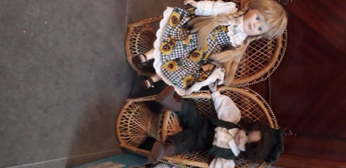 Papusi din portelan pereche fetita si baiat cu mobilier