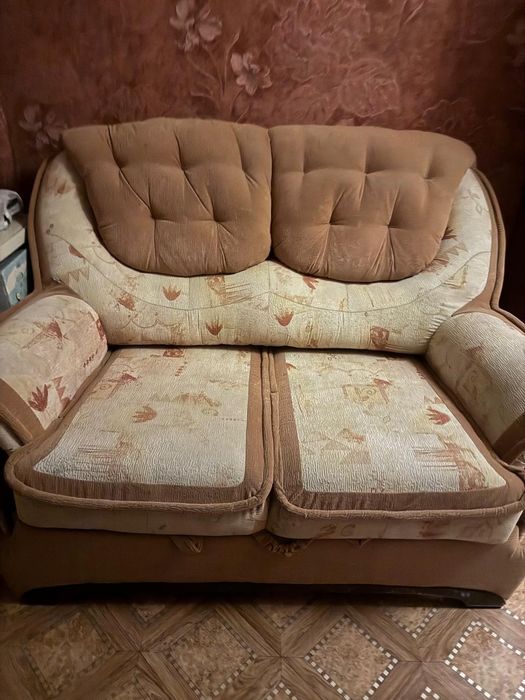 Продам стенку и две тахты.