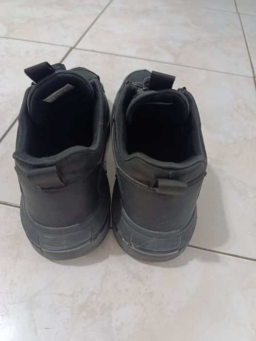 Продам осенние кроссовки