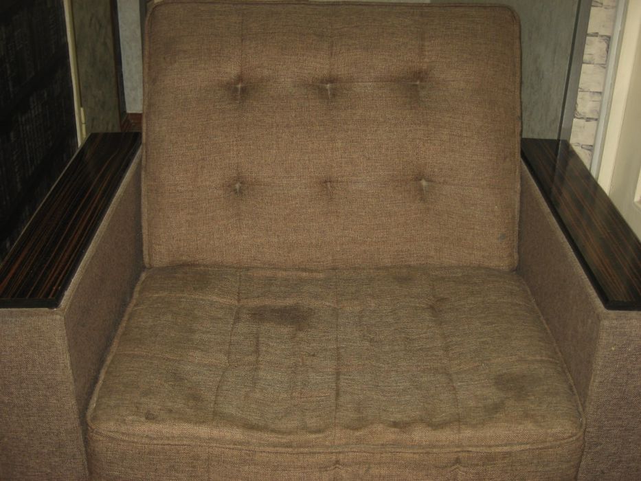 удобное мягкое кресло для дома или дачи