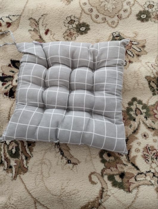 Подушки для стульев новые