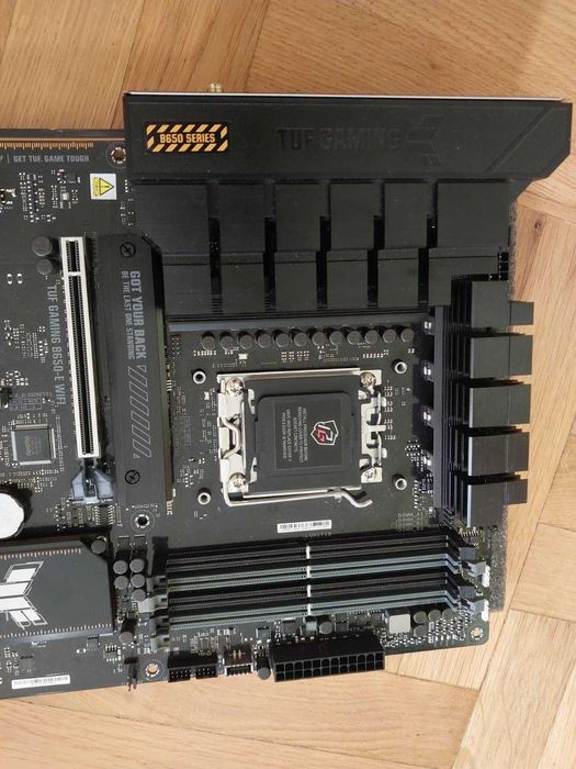 AMD Ryzen 7 9800X3D + Asus TUF B650-E Wi-Fi