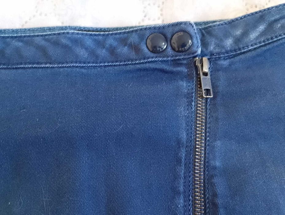 Елегантна дънкова пола на GUESS - в чудесно състояние, 12 евро.