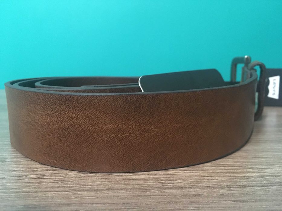 Мужской ремень Levi's коричневый.