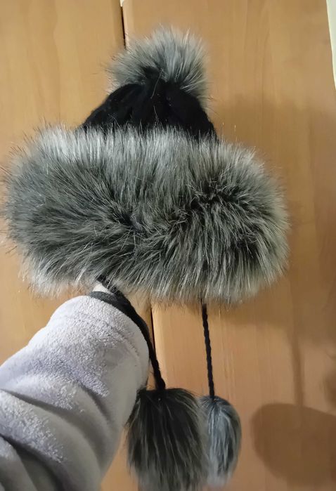 Зимна дамска шапка с изкуствен пух