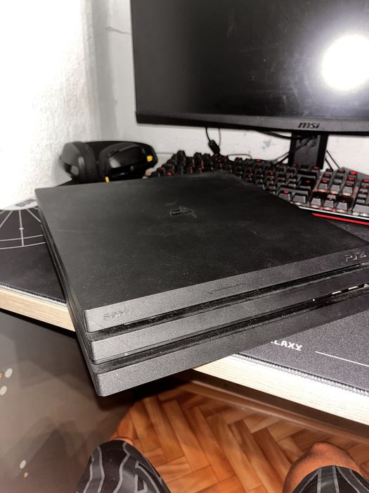 Sony PlayStation 4 Pro (1TB) с богата колекция от 12 игри и два джойстика