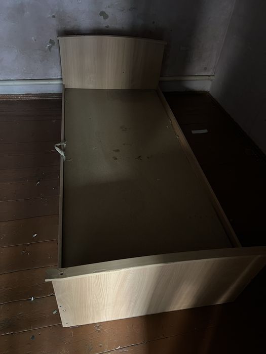 Sotiladigan mebelar bor