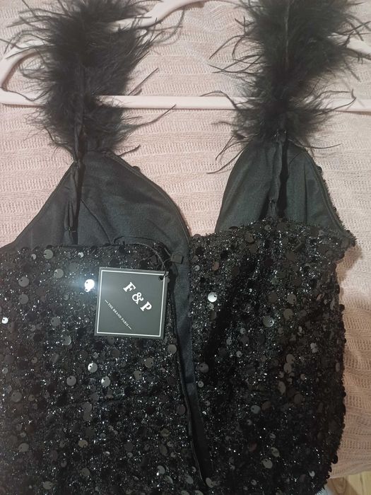 Празнична рокля с пера и пайети