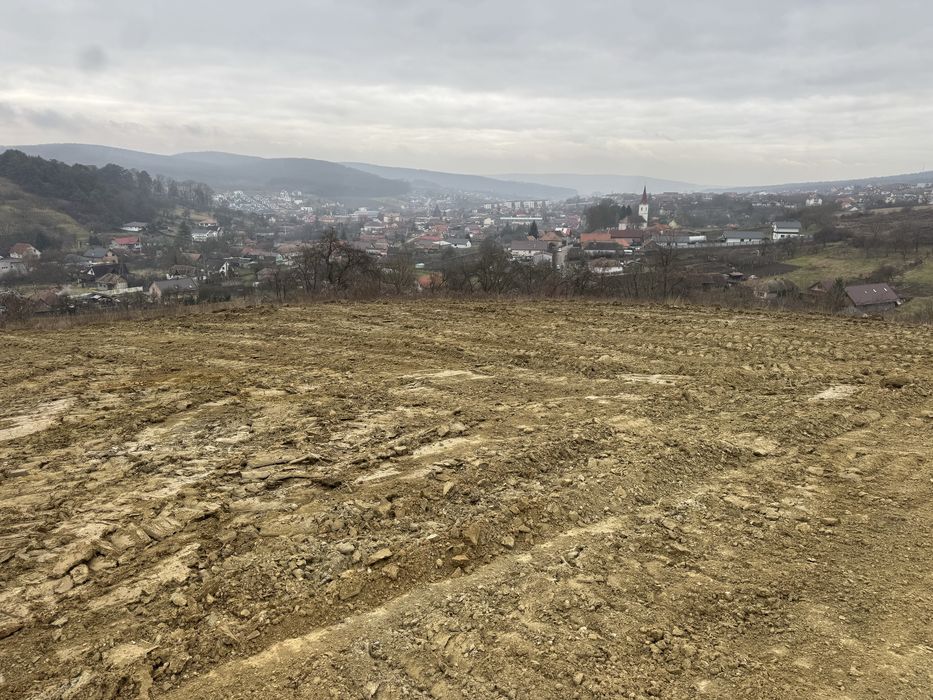 Vand teren intravilan in Livezeni