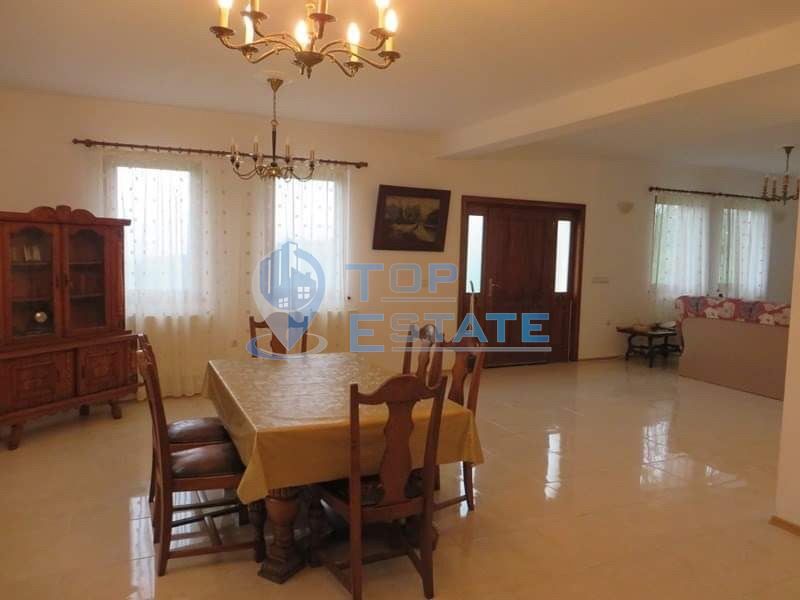 Новопостроена масивна къща в Тревненския балкан