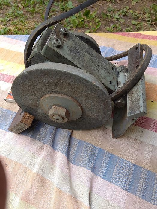 Шмиргел за заточване на стругарски ножове