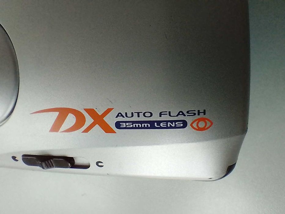 Фотоапарат за лента със светкавица