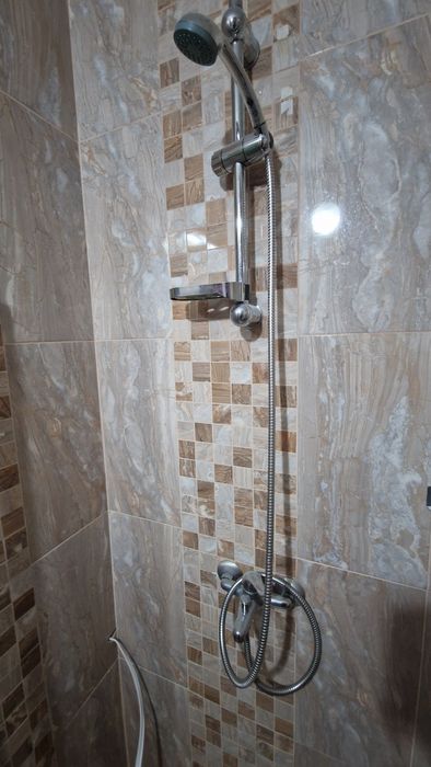 Душ и смесител за баня + дръжки за кърпа и чаша