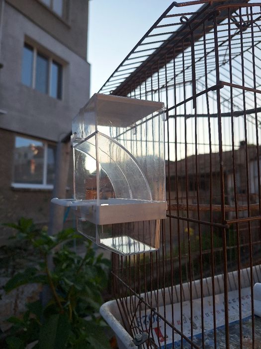 Автоматични хранилки за канарчета, папагали, амадини и други птички.