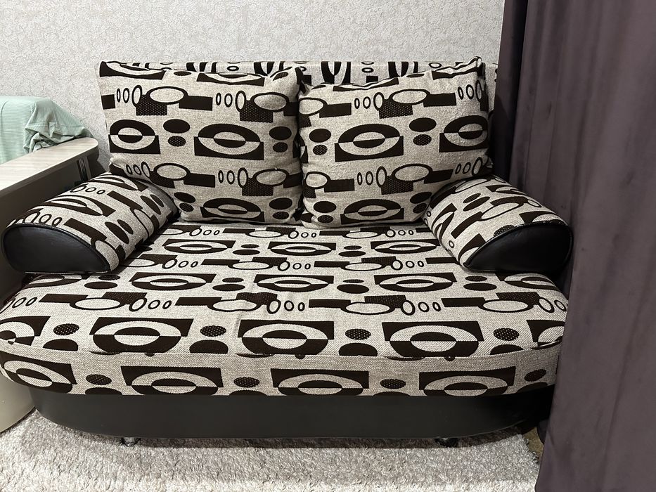 Коричневый мини-диван, б/у, в хорошем состоянии