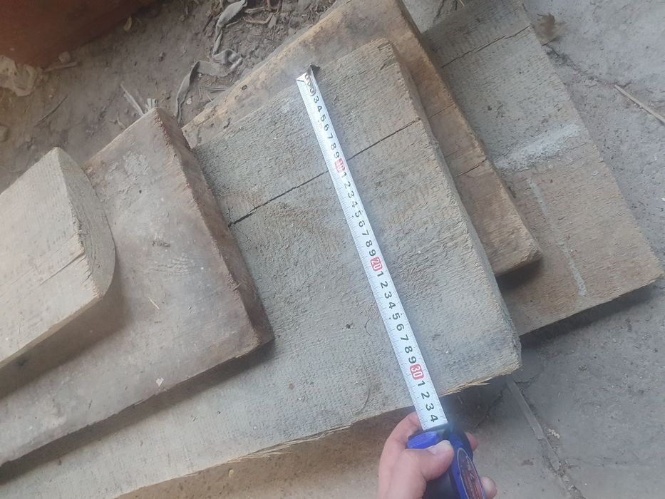 Лес необрезной балки стропила