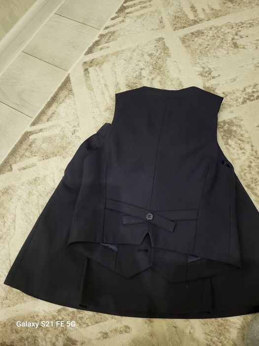 Продам жилет и юбку на девочку