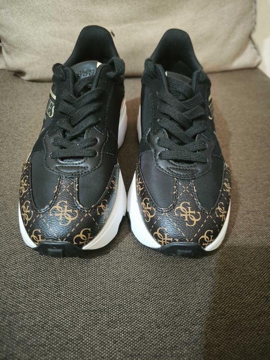 Маратонки Guess като нови