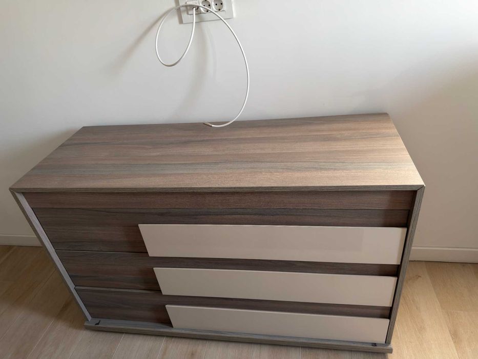 Set complet dormitor: Dulap mare cu usi culisante soft-close si oglinda + Pat cu noptiere si saltea + Birou cu sertare + Comoda TV cu sertare