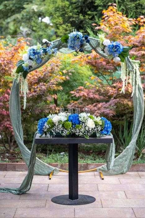 Арка, надпис и помпа под наем