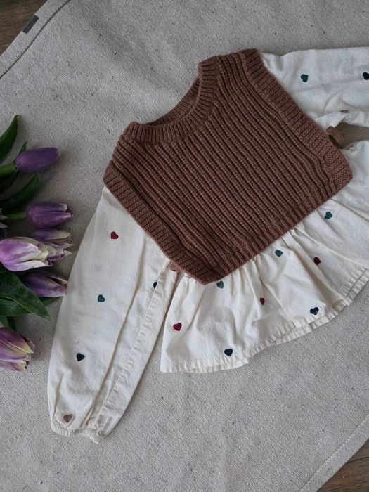 Риза с бродирани сърца и плетен елек Zara