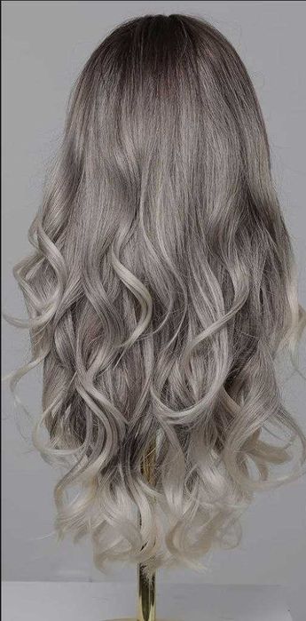 Дълга сива вълнообразна перука с бретон