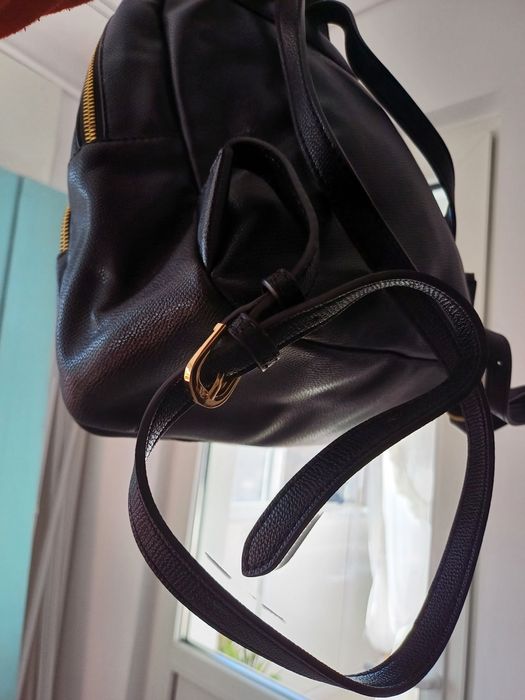 Ghiozdanel Guess original ca nou